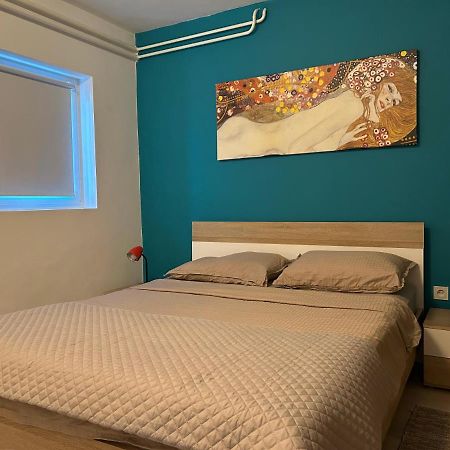 Peaceful Apartment With Patio โรวีน ภายนอก รูปภาพ