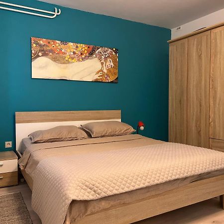 Peaceful Apartment With Patio โรวีน ภายนอก รูปภาพ