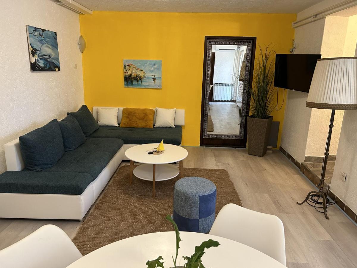 Peaceful Apartment With Patio โรวีน ภายนอก รูปภาพ