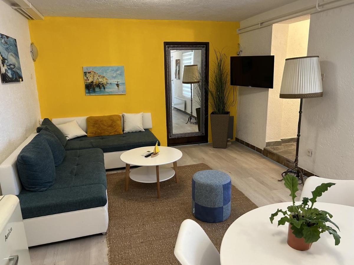 Peaceful Apartment With Patio โรวีน ภายนอก รูปภาพ