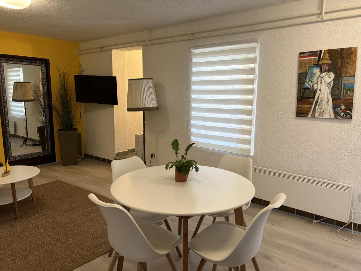 Peaceful Apartment With Patio โรวีน ภายนอก รูปภาพ