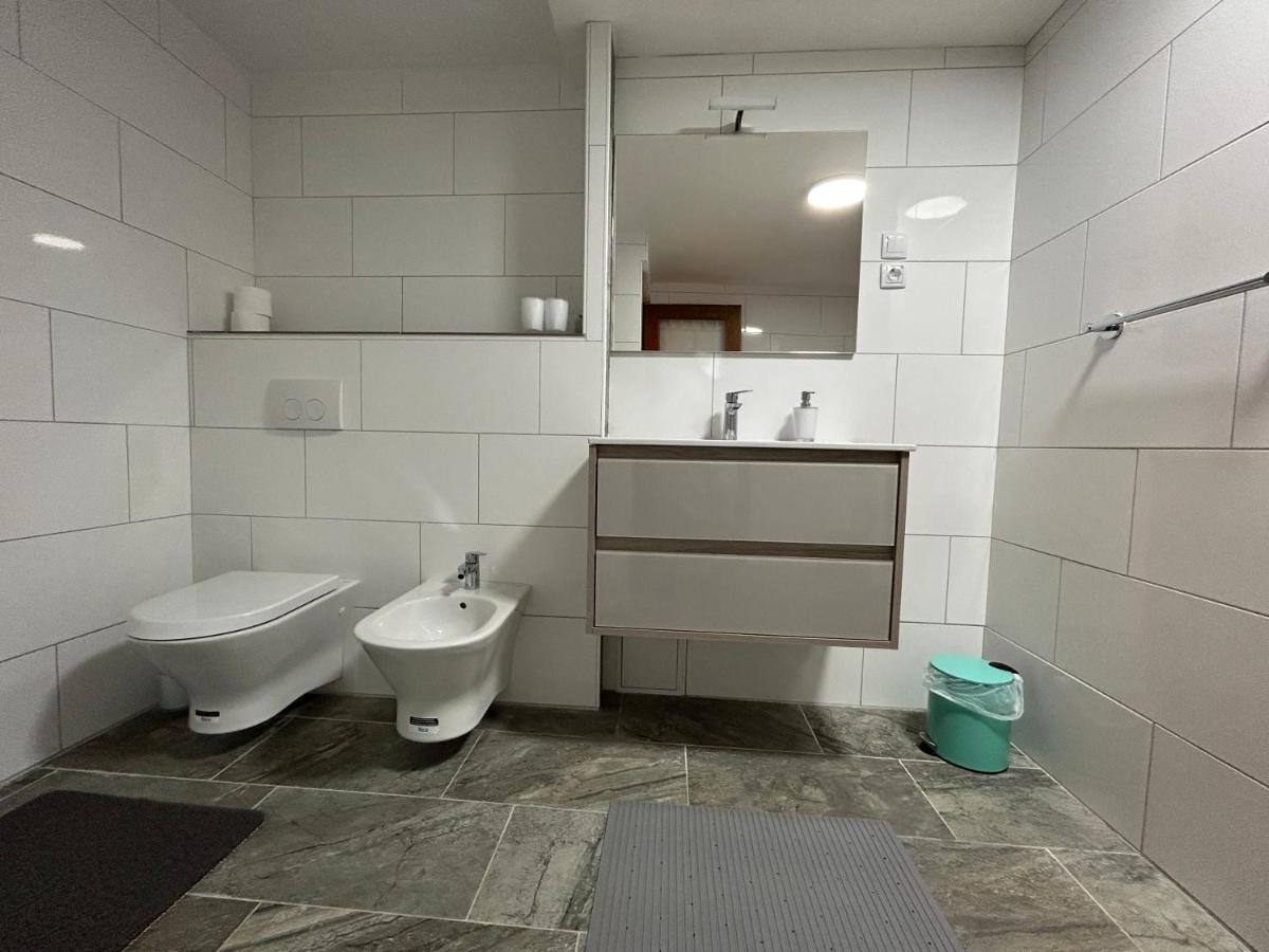 Peaceful Apartment With Patio โรวีน ภายนอก รูปภาพ