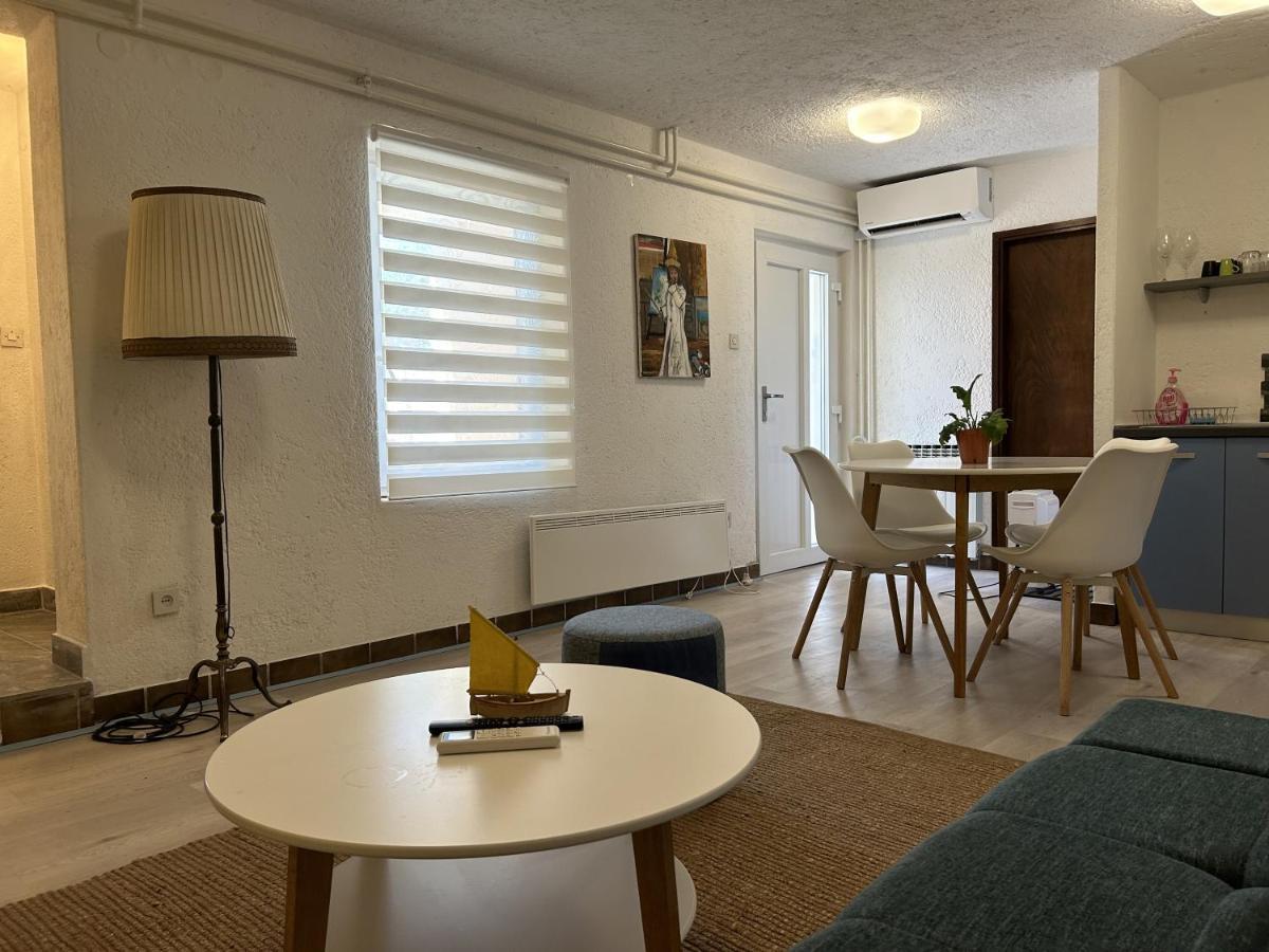 Peaceful Apartment With Patio โรวีน ภายนอก รูปภาพ
