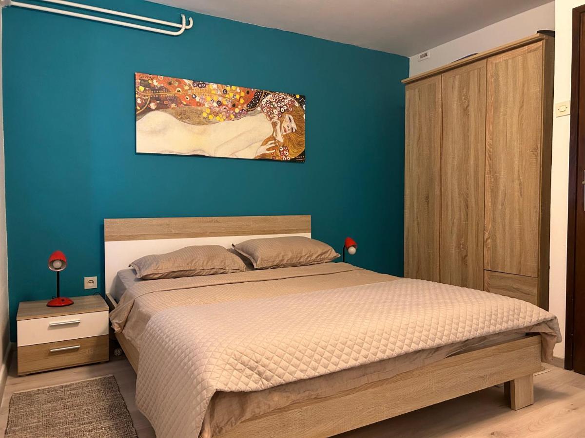 Peaceful Apartment With Patio โรวีน ภายนอก รูปภาพ