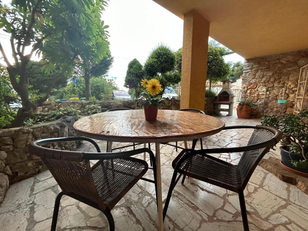 Peaceful Apartment With Patio โรวีน ภายนอก รูปภาพ