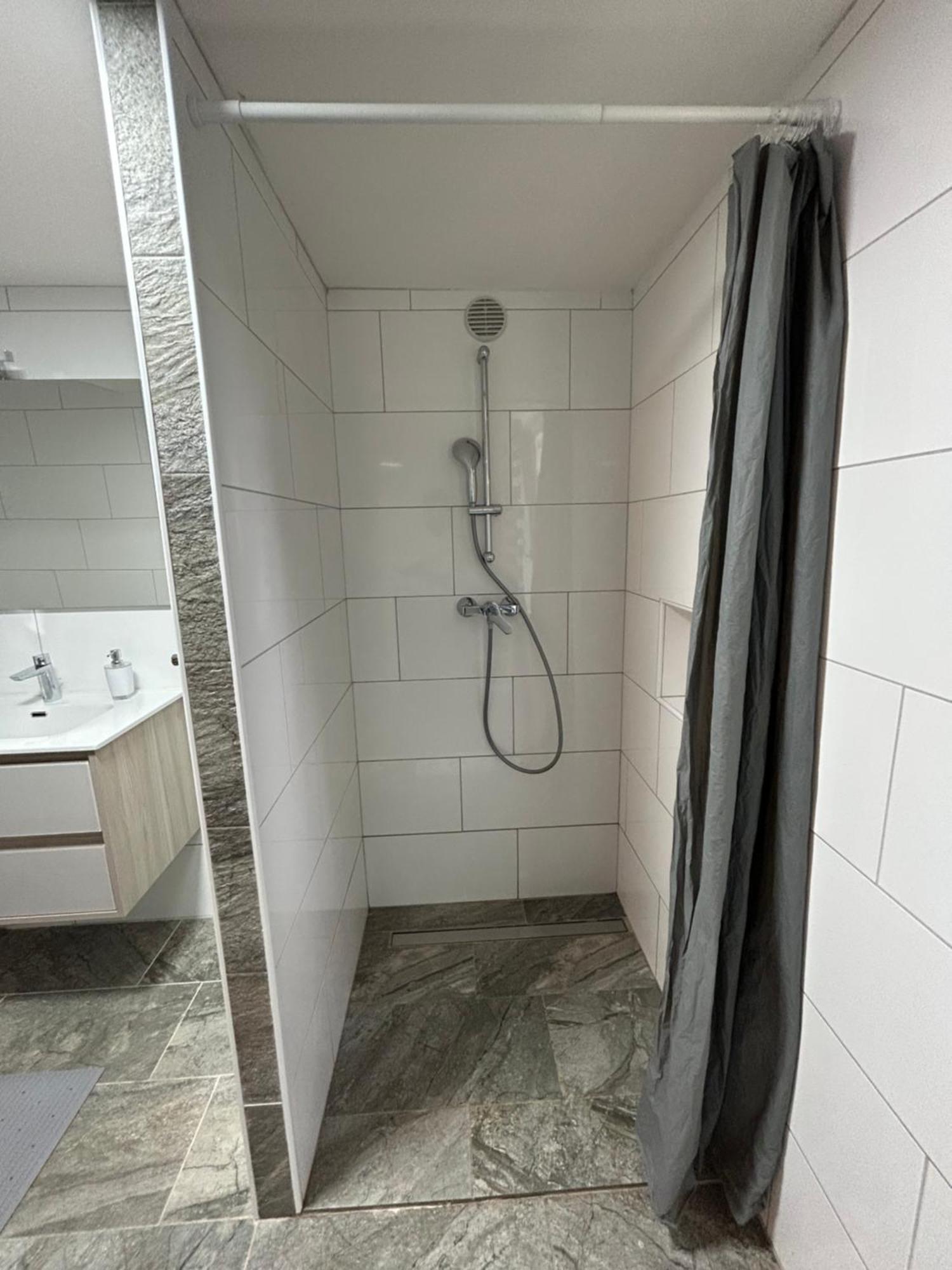 Peaceful Apartment With Patio โรวีน ภายนอก รูปภาพ