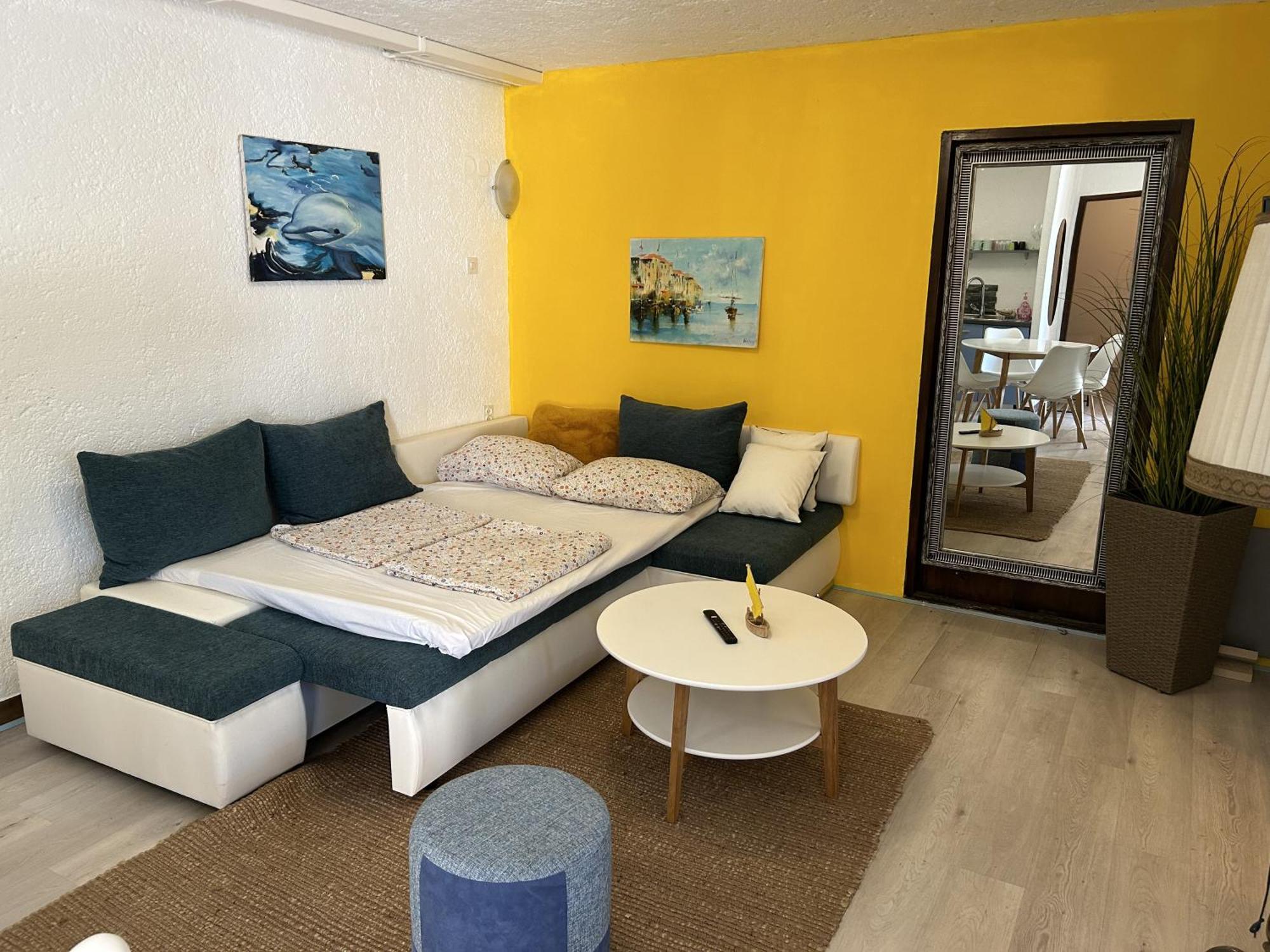 Peaceful Apartment With Patio โรวีน ภายนอก รูปภาพ